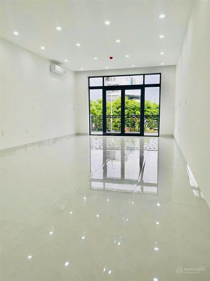 Cho thuê nhà 5 tầng mt đường 30/4 , đầy đủ thang máy, phòng cháy, điều hòa