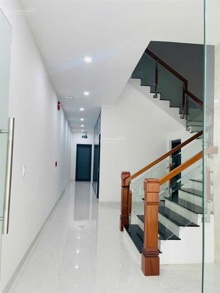 Cho thuê nhà 5 tầng mt đường 30/4 , đầy đủ thang máy, phòng cháy, điều hòa