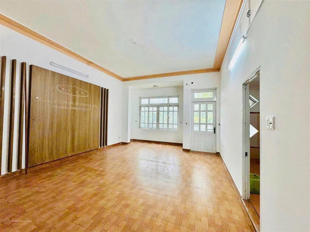 Cho thuê nhà 3 tầng mt đường 2 tháng 9 , ngang 9m có thang máy