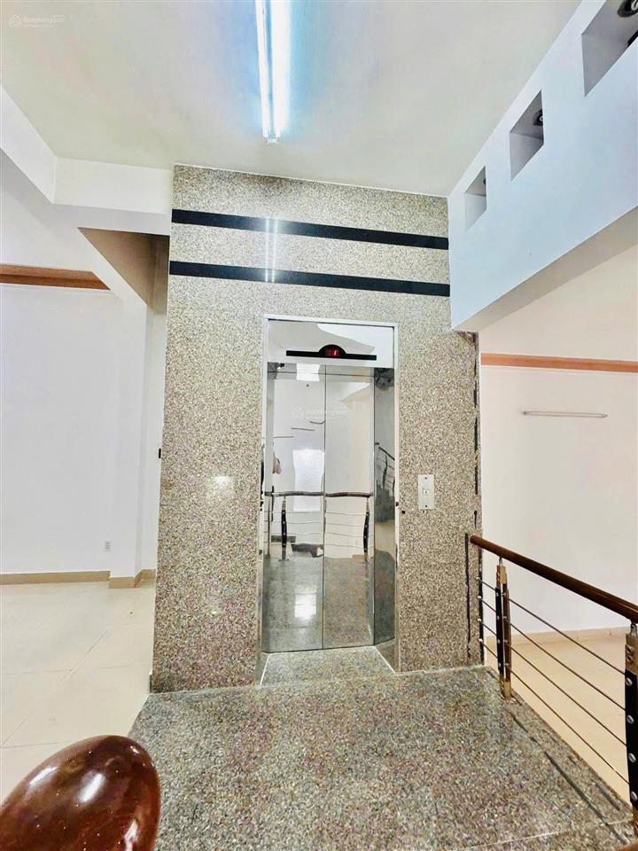 Cho thuê nhà 3 tầng mt đường 2 tháng 9 , ngang 9m có thang máy