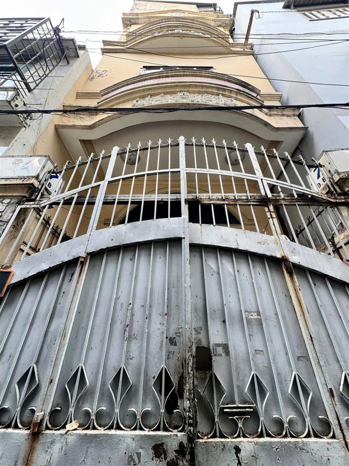 Phù hợp khai thác cho thuê chdv nhà 3 tầng 64m2, ngay ngã tư hàng xanh, cách đh hutech chỉ 750m.