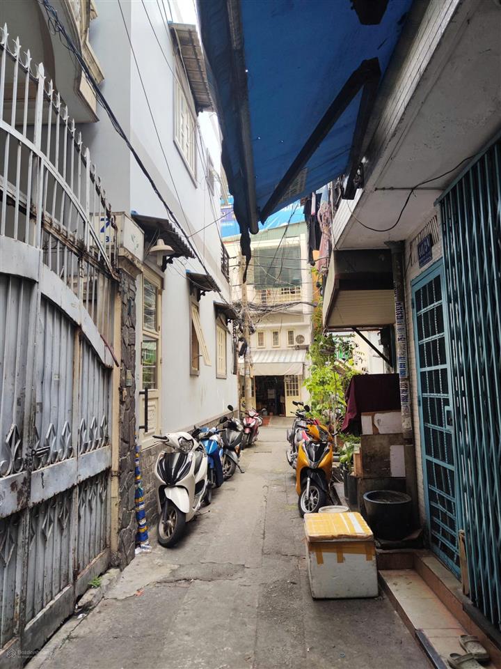 Phù hợp khai thác cho thuê chdv nhà 3 tầng 64m2, ngay ngã tư hàng xanh, cách đh hutech chỉ 750m.