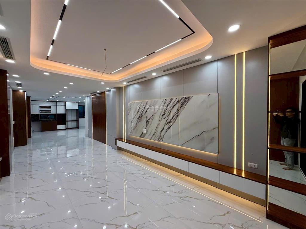 Nhà 80m2 phố tân mai, 7 tầng xây mới, thang máy ô tô vào nhà, 2 mặt ngõ trước sau  0984 182 ***