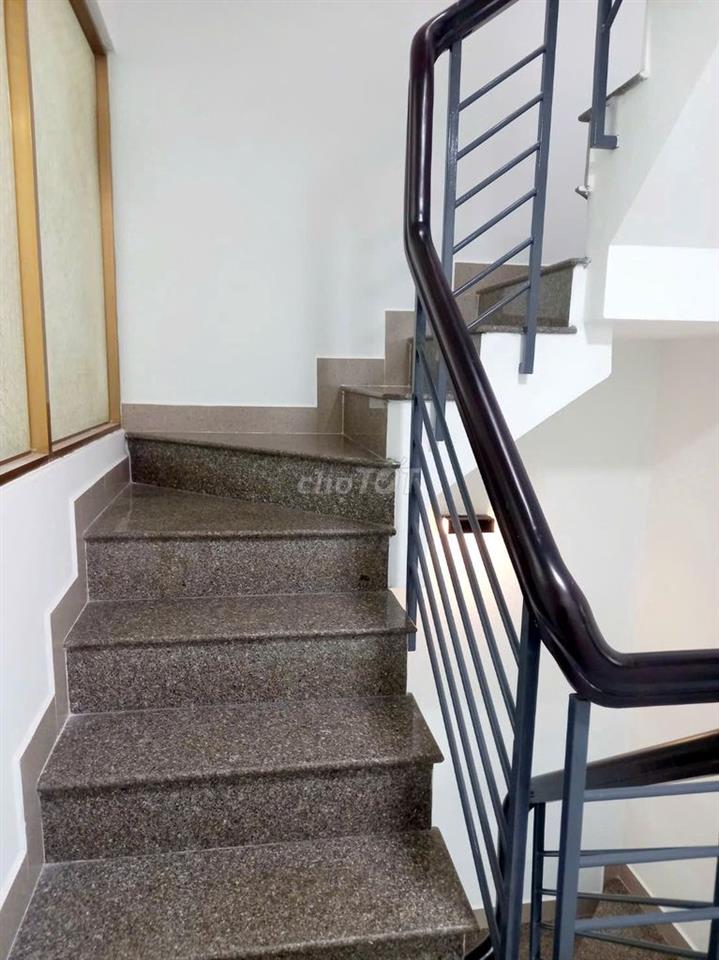 Cho thuê Nhà nguyên căn Trần Hưng Đạo, gần chợ Bến Thành, 4 PN, 2 WC