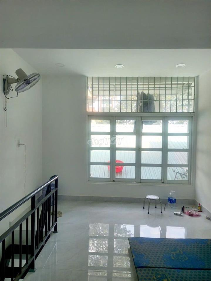 Cho thuê Nguyên căn nhà lầu 2 - Mặt tiền Trần Hưng Đạo, quận 1