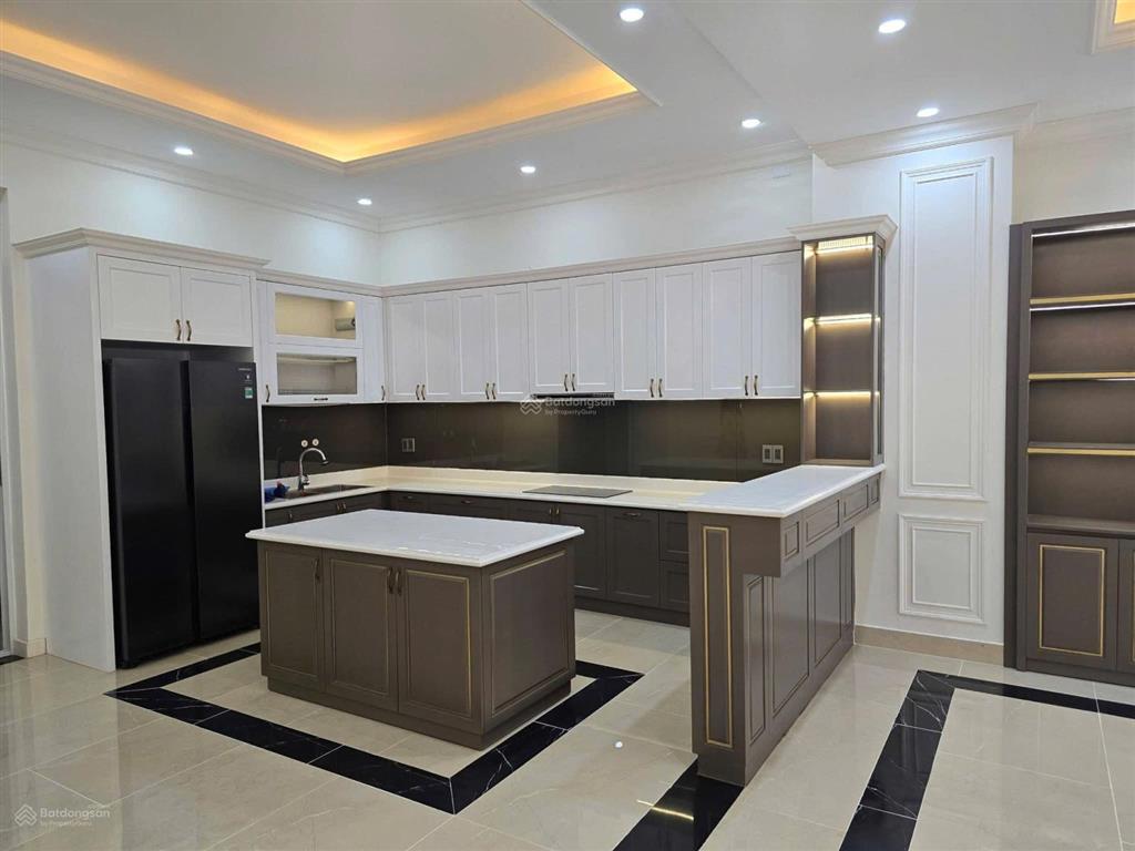 Cho thuê căn biệt thự tân cổ điển 4 phòng ngủ nội thất đẹp mới 100% ngay kdc phú hoà