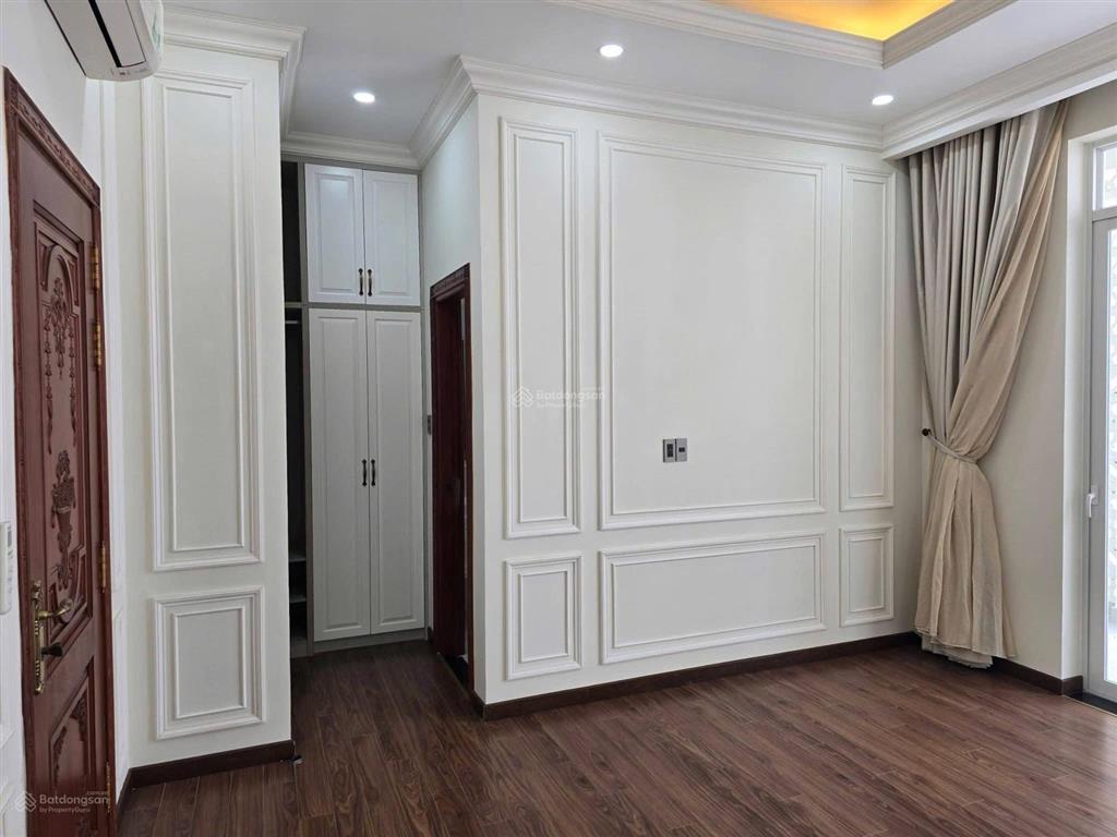 Cho thuê căn biệt thự tân cổ điển 4 phòng ngủ nội thất đẹp mới 100% ngay kdc phú hoà