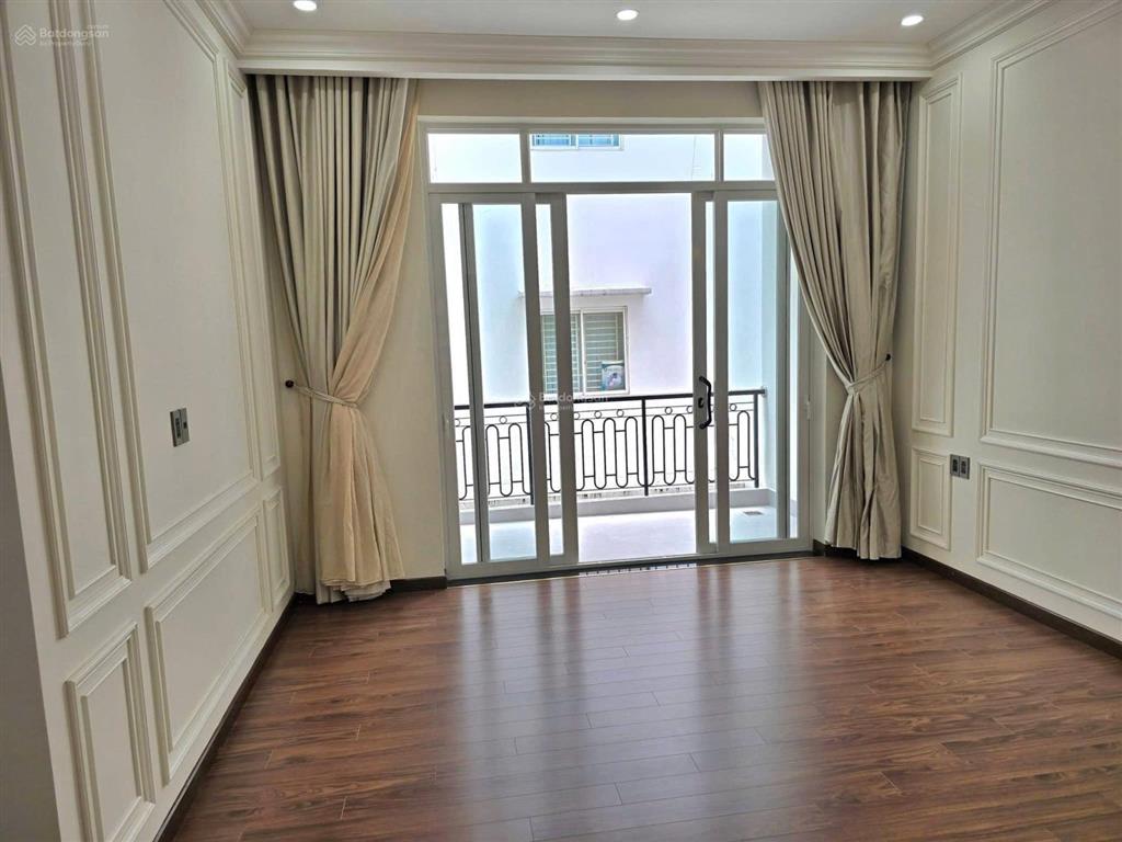 Cho thuê căn biệt thự tân cổ điển 4 phòng ngủ nội thất đẹp mới 100% ngay kdc phú hoà
