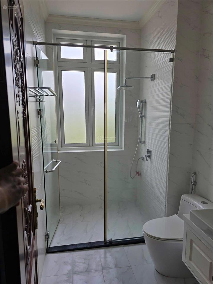 Cho thuê căn biệt thự tân cổ điển 4 phòng ngủ nội thất đẹp mới 100% ngay kdc phú hoà