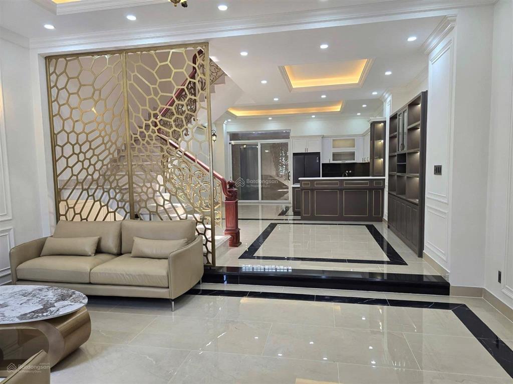 Cho thuê căn biệt thự tân cổ điển 4 phòng ngủ nội thất đẹp mới 100% ngay kdc phú hoà