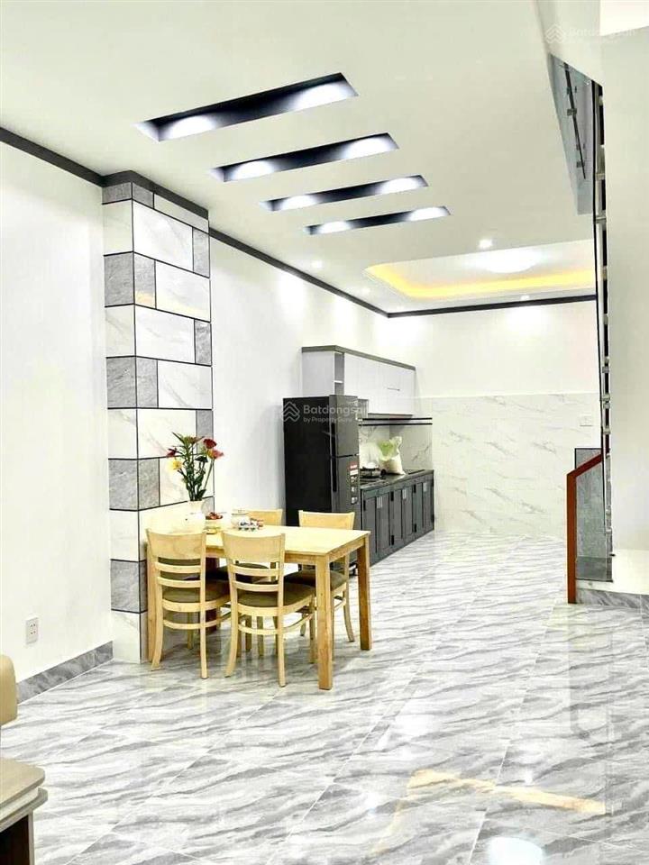 Nhà cho thuê 2 phòng ngủ full đồ sân ô tô chợ phú hoà  tdm  bình dương