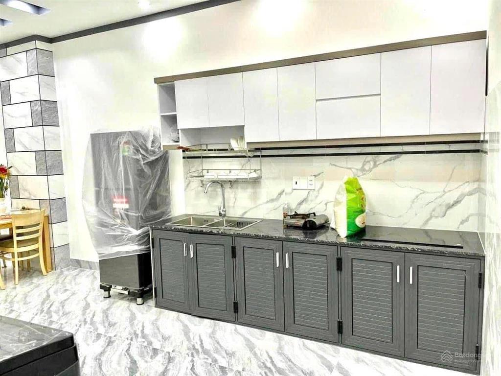 Nhà cho thuê 2 phòng ngủ full đồ sân ô tô chợ phú hoà  tdm  bình dương