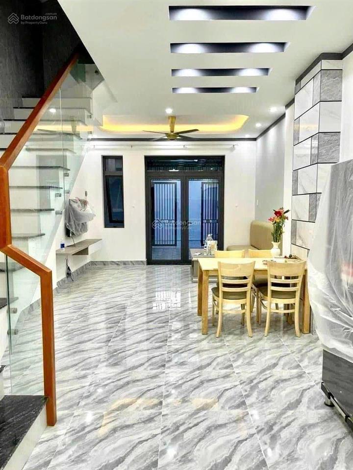 Nhà cho thuê 2 phòng ngủ full đồ sân ô tô chợ phú hoà  tdm  bình dương