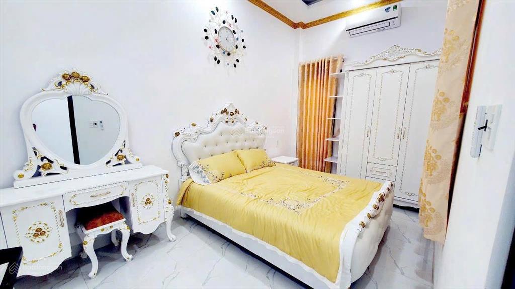 Cho thuê nhà 1 trệt 1 lầu 4 phòng ngủ full nội thất sân ô tô 7 chỗ p. hiệp thành