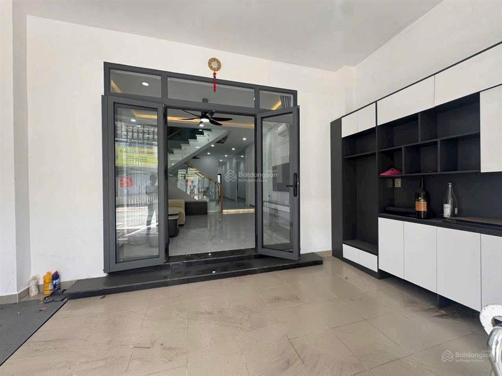 Cho thuê nhà 4phòng ngủ sân ô tô 7 chổ đối diện toà becamex bình dương ở & mở văn phòng