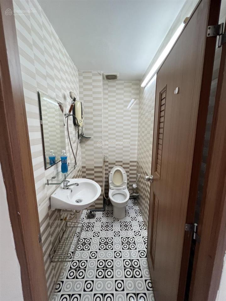 Phòng ban công, ngay lầu 1, đối diện đh bách khoa, giờ giấc tự do, không chung chủ.
