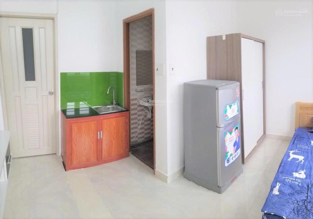 Phòng ban công, ngay lầu 1, đối diện đh bách khoa, giờ giấc tự do, không chung chủ.