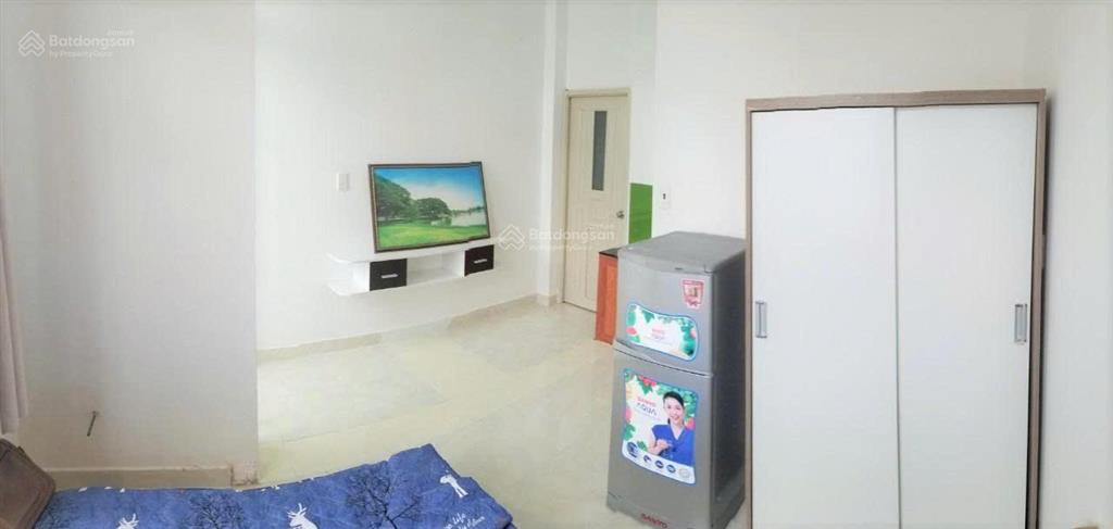 Phòng ban công, ngay lầu 1, đối diện đh bách khoa, giờ giấc tự do, không chung chủ.