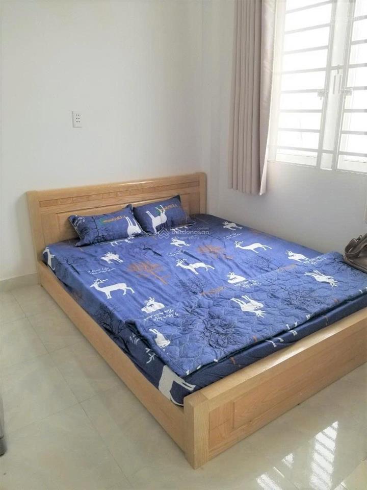 Phòng ban công, ngay lầu 1, đối diện đh bách khoa, giờ giấc tự do, không chung chủ.