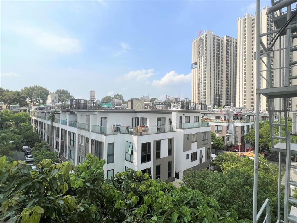 Căn hộ duplex 2 tầng  80 m2, ngay tòa nhà viettel, vòng xoay dân chủ cmt8, q10, có máy giặt riêng