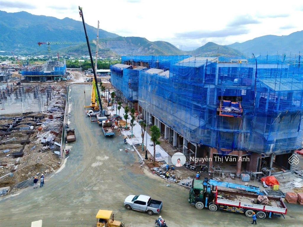 Siêu phẩm nhà phố mặt tiền 9,5m nằm trên trục đường 20m trung tâm thành phố nha trang