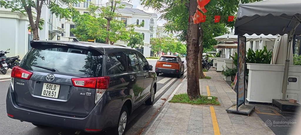 Cho thuê nguyên căn nhà phố mahattan gần công viên ánh sán. dt 108m2 dtsd 300m2 chỉ 45tr/th