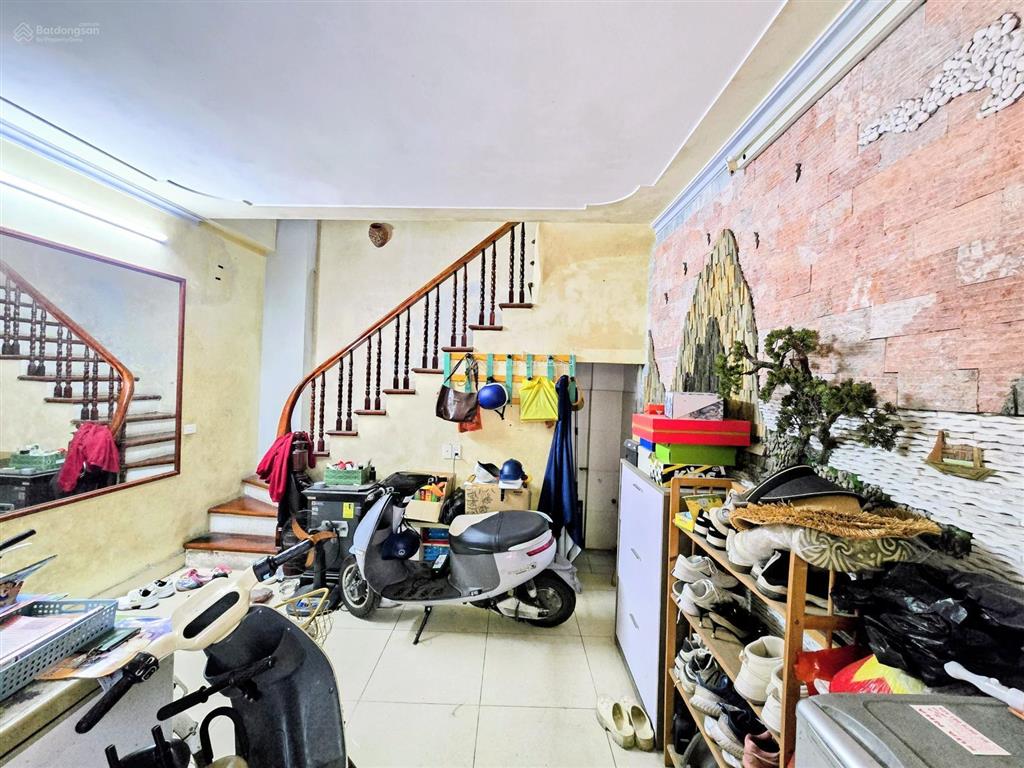 Chỉ hơn 4 tỷ có nhà trung tâm quận đống đa  gần hồ  5 tầng  trước nhà rộng 3m