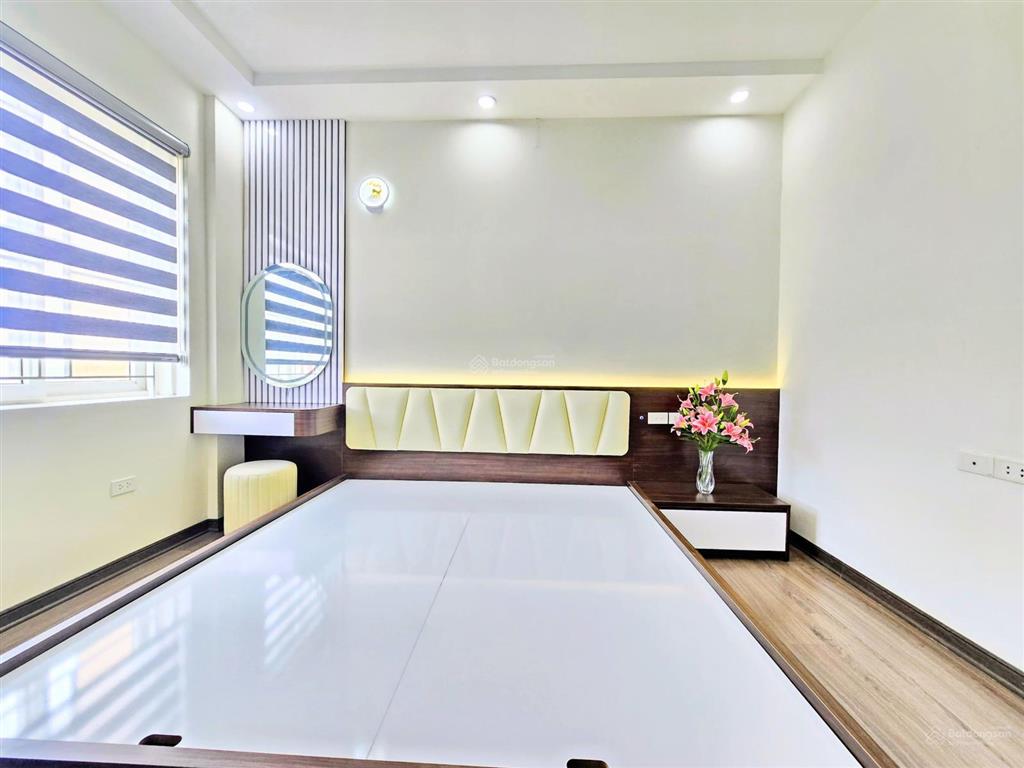 Chính chủ cần bán căn hộ  kđt việt hưng  mới coong  full nội thất tiền tỷ.