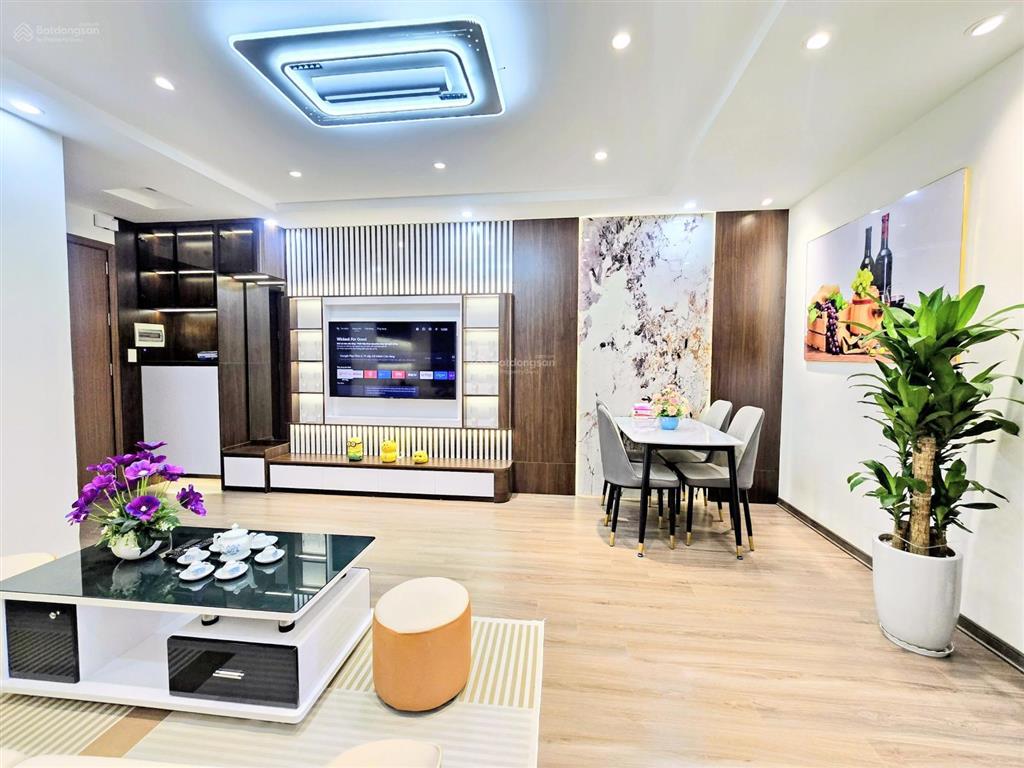 Chính chủ cần bán căn hộ  kđt việt hưng  mới coong  full nội thất tiền tỷ.
