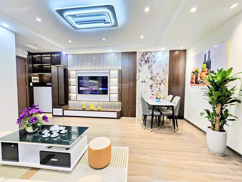 Chính chủ cho thuê căn hộ 3 ngủ, full nội thất sang trọng, khách thuê mang mỗi quần áo đến ở luôn.