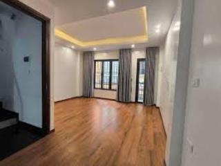 Cho thuê nhà 5 tầng ở cuối đường hàm nghi, oto đỗ.
