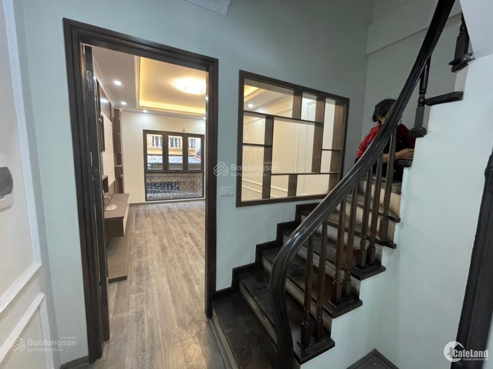 Cho thuê nhà 5 tầng ở nguyễn cơ thạch, mặt tiền rộng, 3 mặt thoáng, ô tô đỗ mấy chiếc.