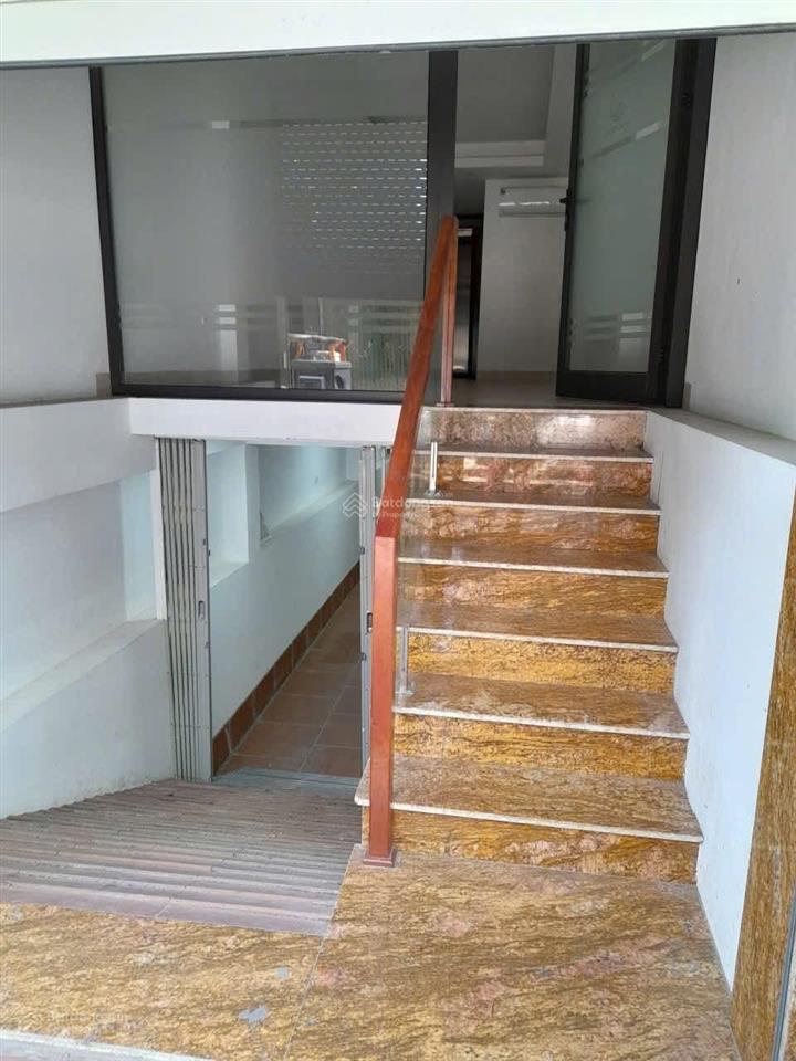 Cho thuê nhà 5 tầng, 1 hầm ở cầu diễn, thông sàn, thang máy, ô tô đỗ tránh