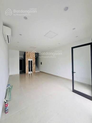 Cho thuê nhà 5 tầng, 1 hầm ở cầu diễn, thông sàn, thang máy, ô tô đỗ tránh