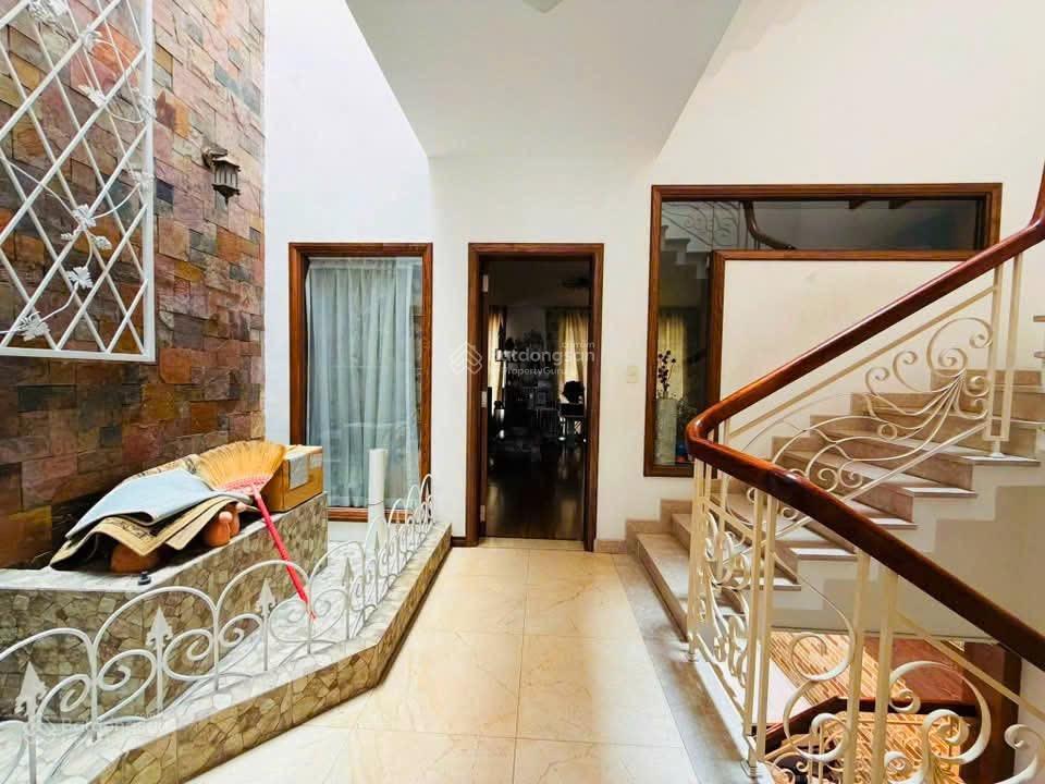 Cực hiếm nhà vô cùng đẹp hẻm ô tô quay đầu đường c1  90m2  đến ngày định cư