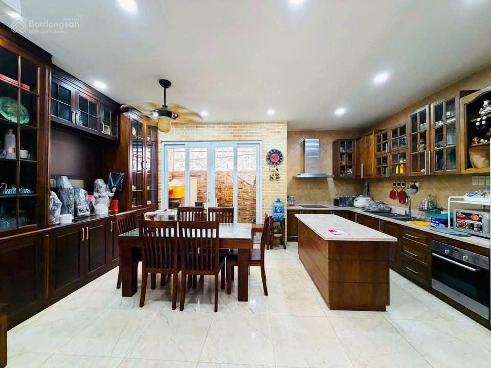 Cực hiếm nhà vô cùng đẹp hẻm ô tô quay đầu đường c1  90m2  đến ngày định cư