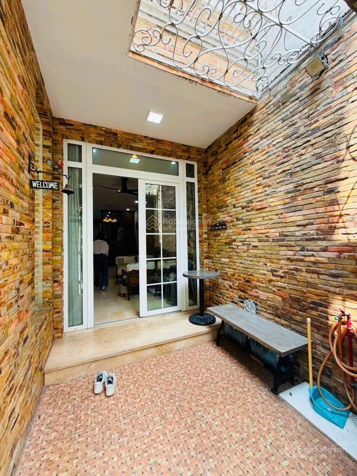 Cực hiếm nhà vô cùng đẹp hẻm ô tô quay đầu đường c1  90m2  đến ngày định cư