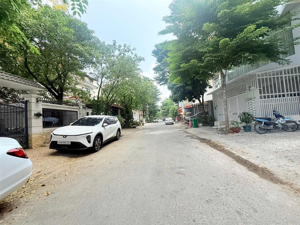 Biệt thự kdc khang điền
dt 200m2(8x25)m
giá 20 tỷ