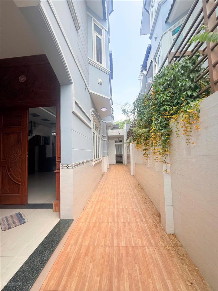 Biệt thự kdc khang điền
dt 200m2(8x25)m
giá 20 tỷ