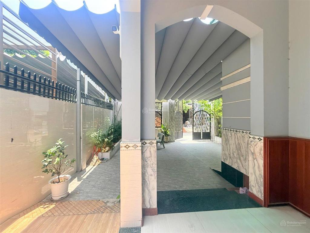 Biệt thự kdc khang điền
dt 200m2(8x25)m
giá 20 tỷ