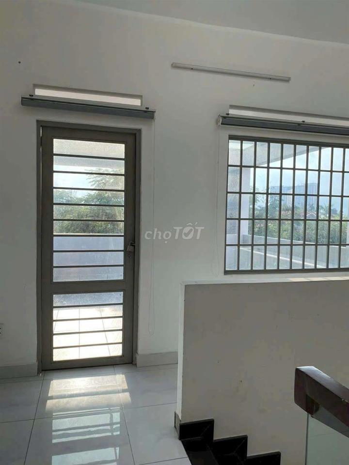 Nhà Phố 3 tầng 5 phòng ngủ 6 tolet sổ hồng chính chủ