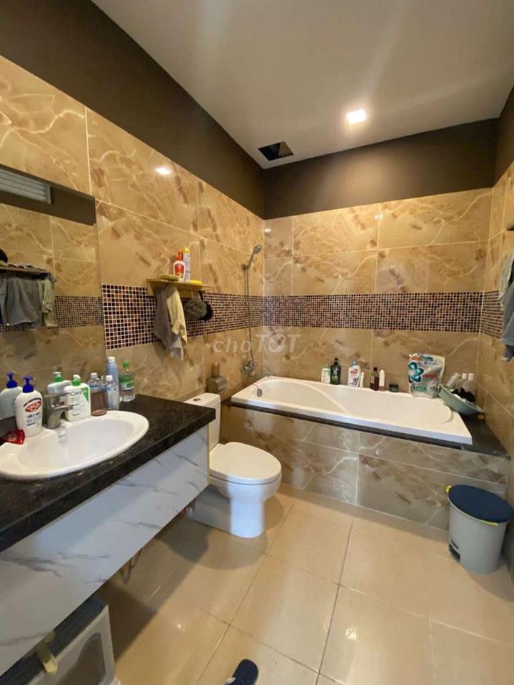 Nhà Phố trệt + 3 lầu. 5 phòng ngủ. 6 tolet. sổ hồng hoàn công