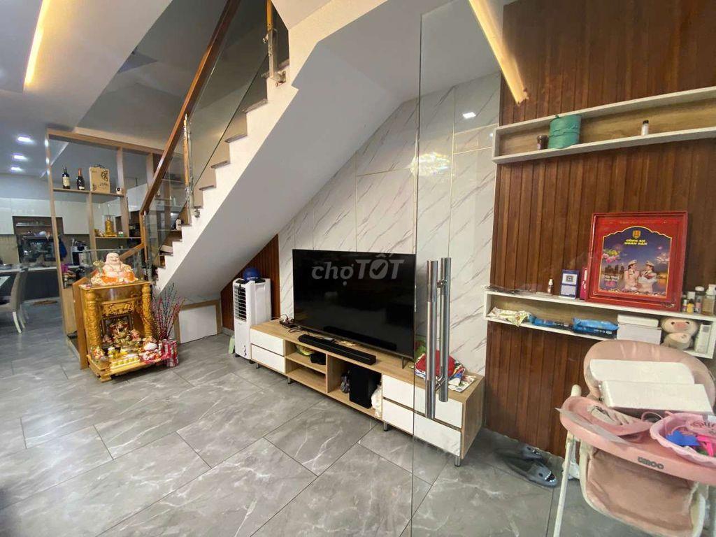 Nhà Phố trệt + 3 lầu. 5 phòng ngủ. 6 tolet. sổ hồng hoàn công
