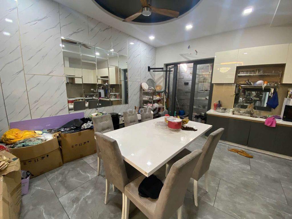 Nhà Phố trệt + 3 lầu. 5 phòng ngủ. 6 tolet. sổ hồng hoàn công