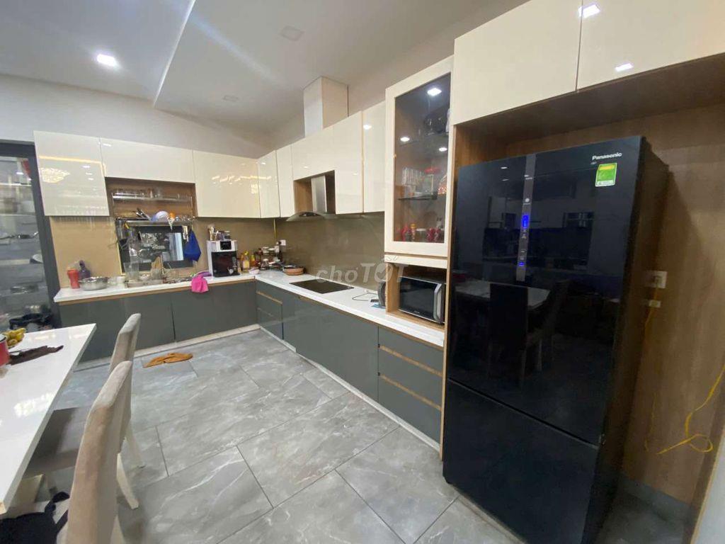 Nhà Phố trệt + 3 lầu. 5 phòng ngủ. 6 tolet. sổ hồng hoàn công