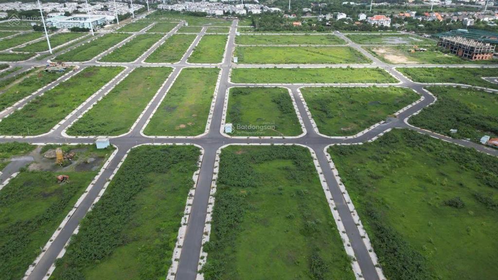Cần bán 1 nền phố giá rẻ, giải quyết việc gia đình