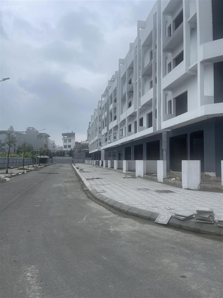 Cần bán gấp lô xẻ khe 75m2 da tq5 trâu quỳ, xây 5 tầng đường 17m view hồ 31ha