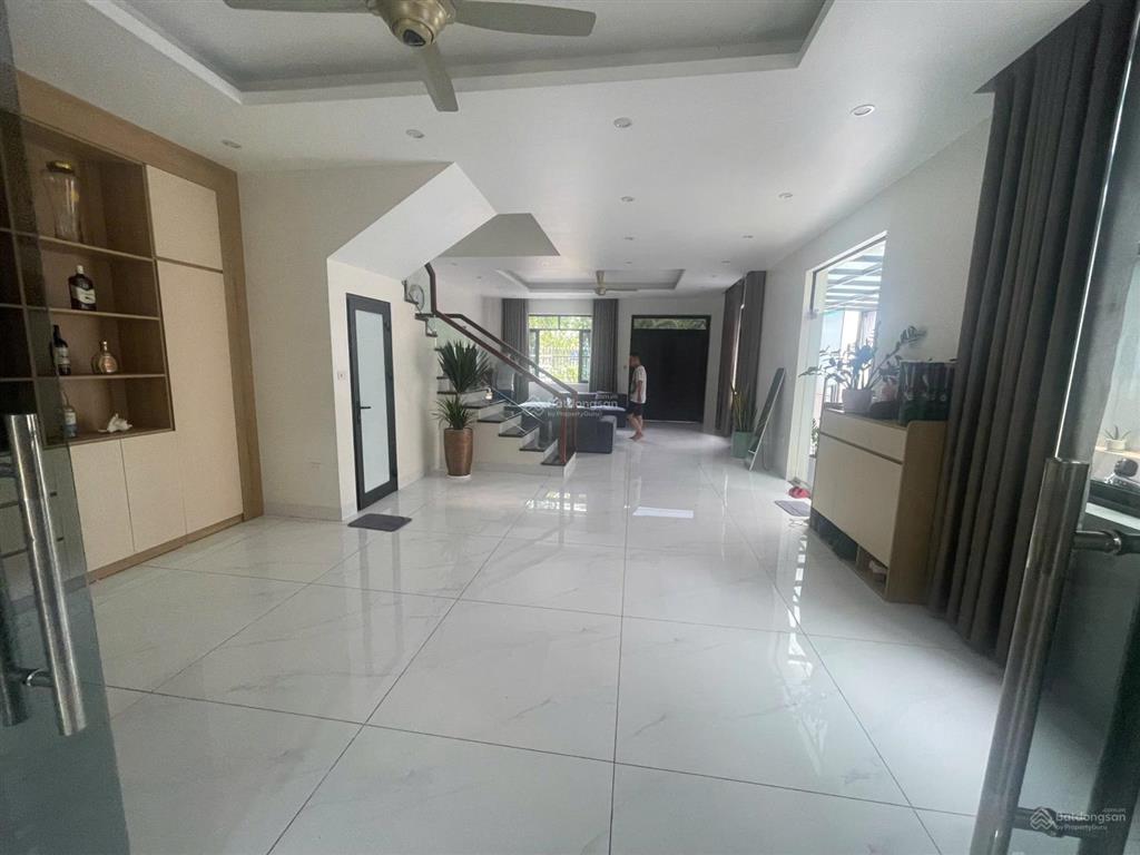 Cần bán gấp btsl hoa viên diện tích 198m² / mặt tiền 10m nội thất xịn view công viên giá đầu tư