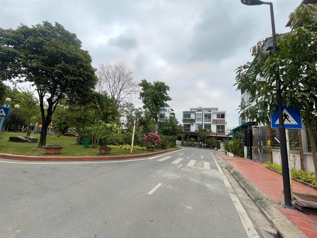 Cần bán gấp btsl hoa viên diện tích 198m² / mặt tiền 10m nội thất xịn view công viên giá đầu tư