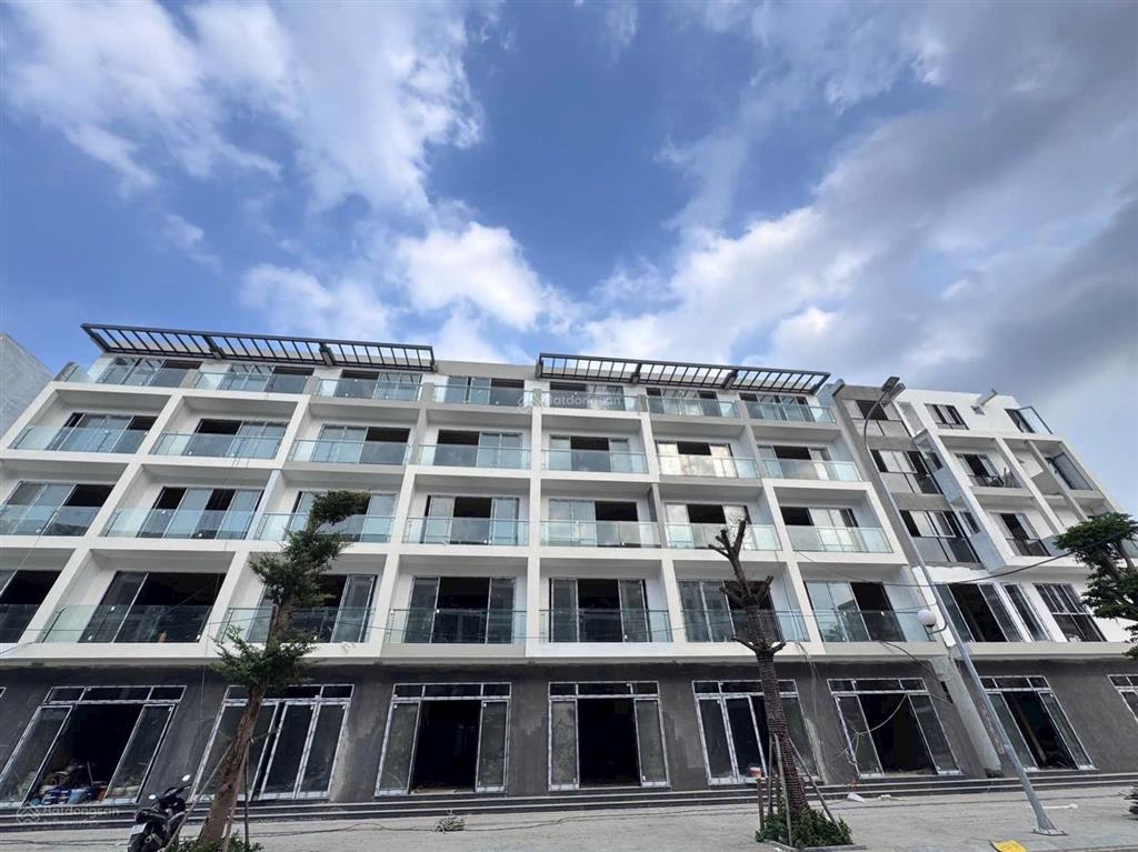 Cho thuê miễn phí 02 năm liền kề 75m xây 05 tầng đường rộng 22m, hỗ trợ hoàn thiện tầng 1